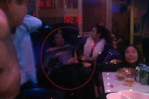 网传照片中,鲁某和柴某与多名小姐“裸玩”。图片来自网络