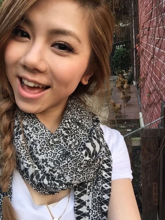 邓紫棋展甜美笑容