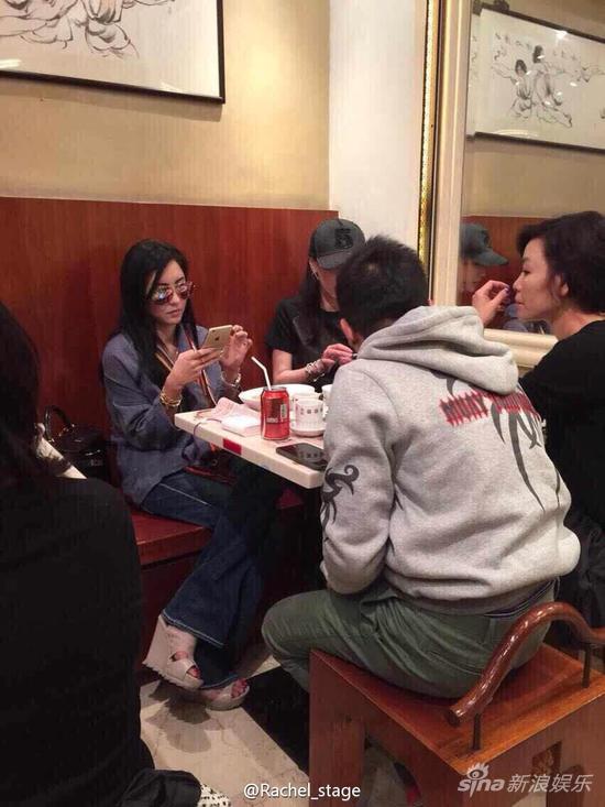 张柏芝和朋友聚餐不忘和儿子视频
