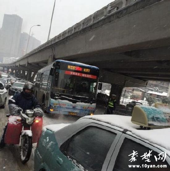 降雪造成城区交通拥堵严重