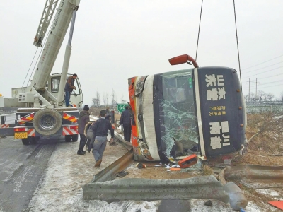 连霍高速洛阳境内大巴车侧翻 事故造成6人受伤