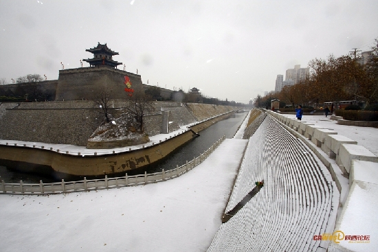 市政部門將于每天晚10時(shí)、次日早6時(shí)各撒一次消雪劑，確保路面、橋面不結(jié)冰。