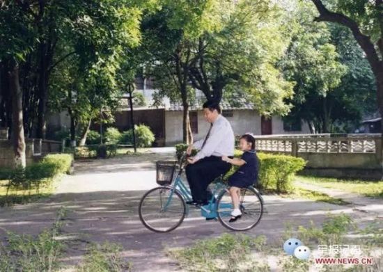 习近平骑车载女儿的照片。