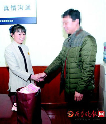 28日上午,在匡山派出所,失主韩先生一再向张海梅(左)表示感谢。