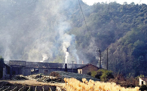 污染工厂“吐出”滚滚浓烟