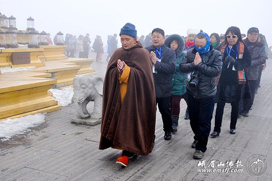 华藏寺：绕佛祈福