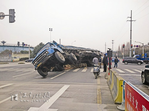 侧翻货车挡住视线 三轮车轿车路口“相吻”