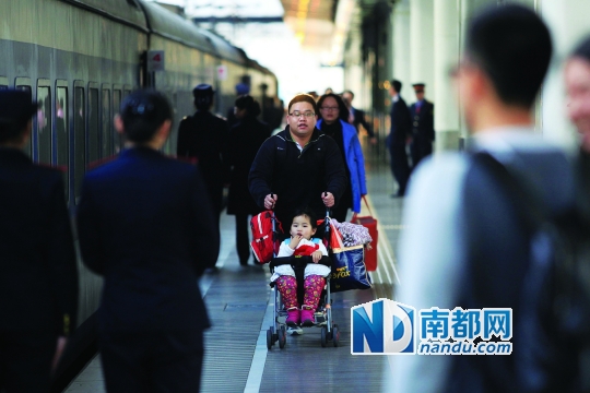 昨日，深圳火车站，几名乘客小跑着上车。 南都记者 赵炎雄 摄