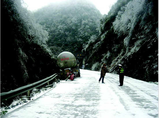 长阳一油罐车跌入排水沟 警民联手施救助其脱