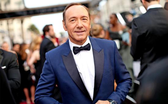 凯文-史派西加盟《九条命》变身为猫