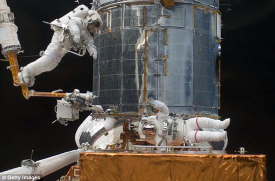 2009年5月16日，STS-125的任务专家安德鲁-费斯特尔飘浮在哈勃太空望远镜附近。阿拉戈望远镜项目参与者安东尼-哈内斯表示：“传统望远镜采用多块反射镜，例如哈勃太空望远镜。太空望远镜的重量越大，发射成本越高。我们找到了一种方式解决这个问题，那就是将不透光盘这种大型轻量型光学装置送入太空，在降低成本的同时提供更高的解析度。”