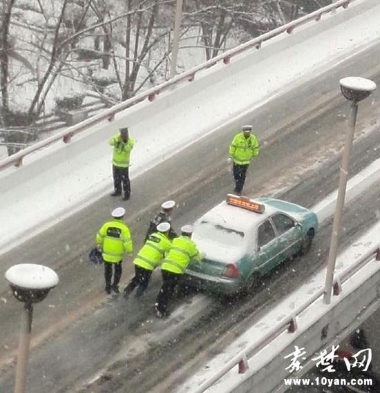 积雪导致路面打滑，民警帮忙推车