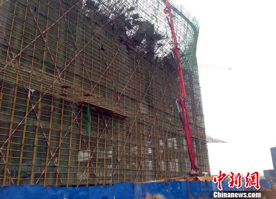 发生坍塌事故的为该校大学内体育馆项目工地一栋在建体育馆附属楼。 刘占昆 摄