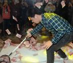 公司年會撒數(shù)萬現(xiàn)金 