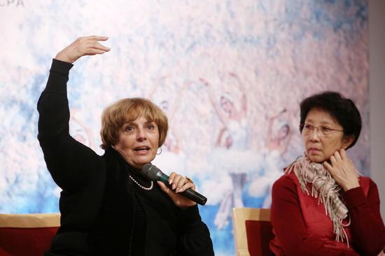 劳拉-阿隆索与国家大剧院舞蹈艺术总监赵汝蘅