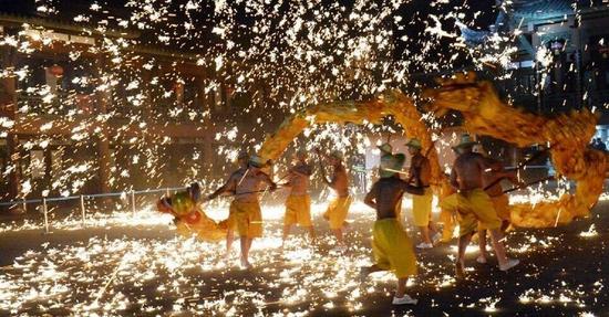 成都黄龙溪村民表演千年“火龙”迎新春