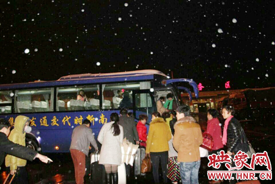 冰雪封山阻行程,及时救助生病客车司机和受困群众。