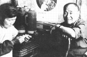 袁殊(右)平反后来到潘汉年的故乡,见到了在贫困中生活的潘玉琴