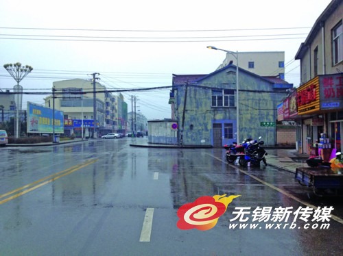 洛社一路口发生多起交通事故 因私房占道马路变窄