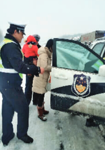湖北母子高速被困 河南交警送开水冲奶粉