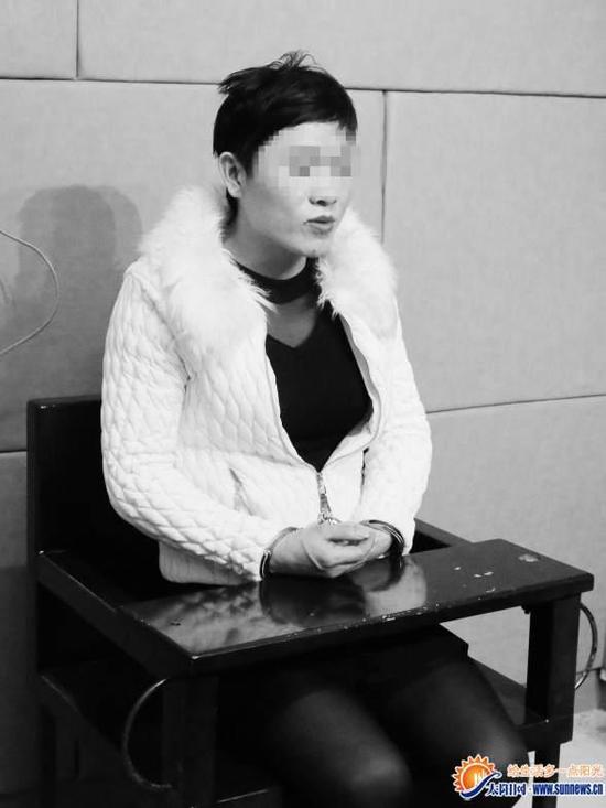 <em>男子</em>往<em>胸罩</em>里塞<em>硅胶</em>扮女装招嫖 儿子已10岁_新