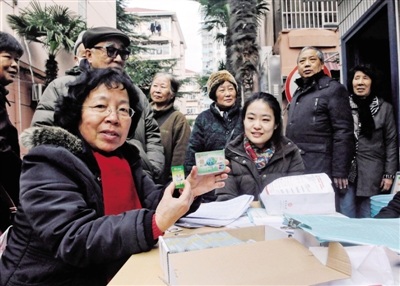 天山街道纺大小区举行垃圾分类绿色帐户推广活