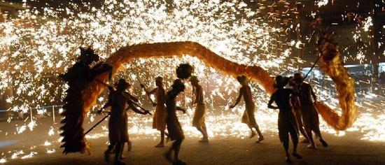 成都黄龙溪村民表演千年“火龙”迎新春