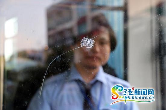 公交车前挡风玻璃被砸裂。