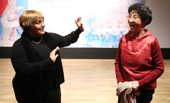 劳拉-阿隆索与国家大剧院舞蹈艺术总监赵汝蘅