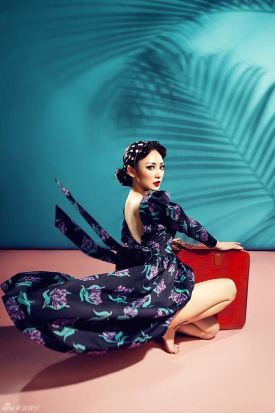 柳岩变身复古女郎 爆乳美腿一览无遗