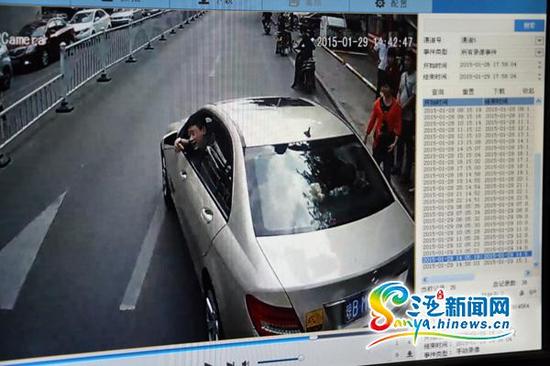 蓝衣男子驾车离开时仍回头辱骂公交车驾驶员。