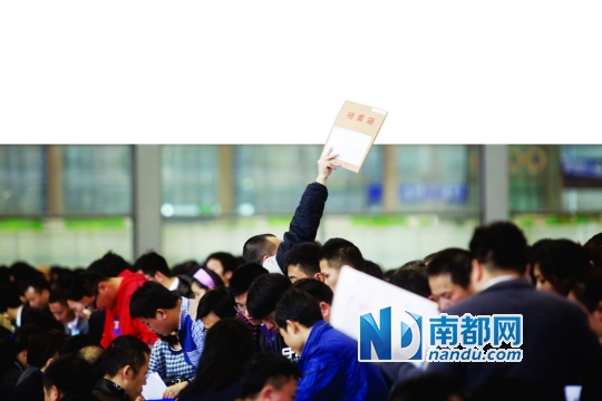 深圳购车公证首日场景。南都记者 王子荣 摄