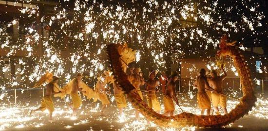 成都黄龙溪村民表演千年“火龙”迎新春