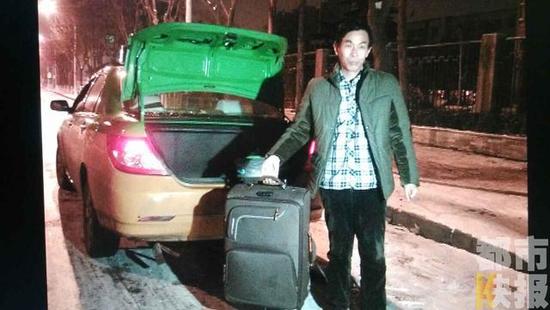 昨晚十点多，的哥张师傅在西安凤城十路拉了一名男子准备去火车站。