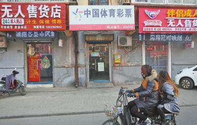 成人用品店开在学校附近惹争议 监管面临距离