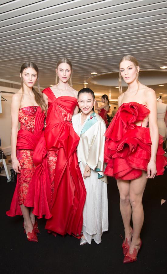 蝶舞迷香嫣裙摆 古典情韵震巴黎 --最美设计师兰玉的中国情结|兰玉|巴黎|中国_新浪时尚_新浪网