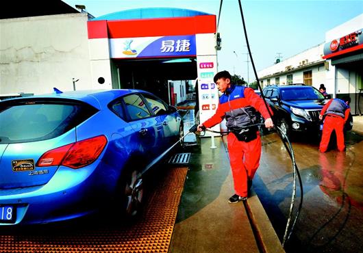 武汉首批4家汽服店开业 加油站兼职卖包子发快