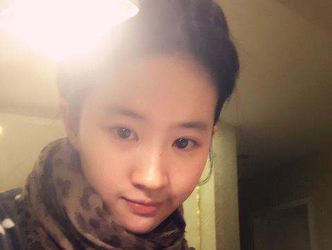 刘亦菲清纯素颜自拍