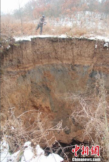 荆门再发地陷 距塌陷区最近农户约200米