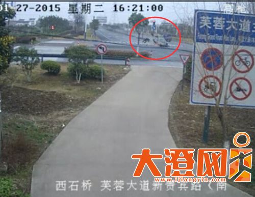 之后重重地摔下落地,摩托车完成成了渣子(来自视频截图)