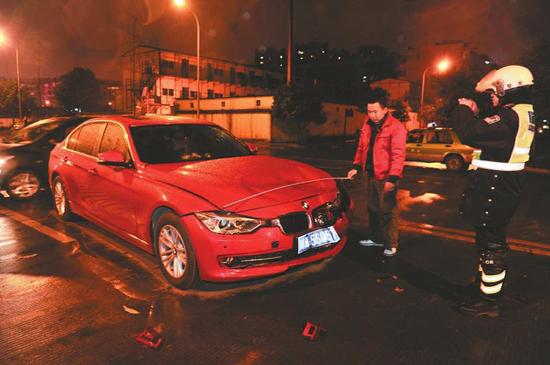 成都女司机醉驾被查亲路人踢警察 这女司机真