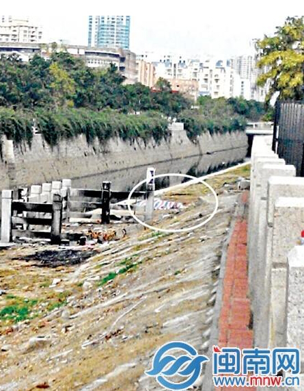 该内沟河位于长宁路和南洋路之间,人脚已被编织袋盖住(画圈处)