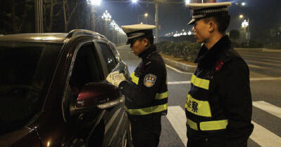 贵安交警加大夜间查违力度 严防酒驾毒驾
