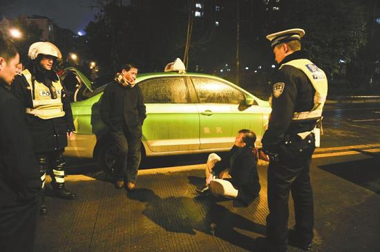 成都女司机醉驾被查亲路人踢警察 这女司机真