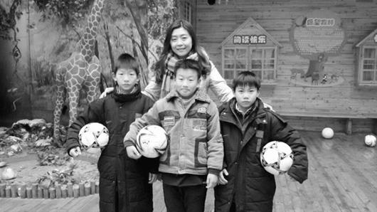 图为：3名足球小子代表武汉出国集训