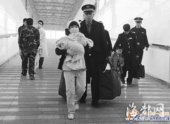 临盆孕妇动车上产子 车厢围起临时产房