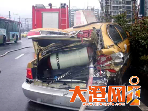 出租车与大卡车相撞,天燃气钢瓶发生严重泄漏
