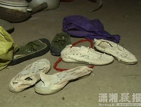 1月31日，在王南山住的出租屋内，原先藏钱的鞋子被丢在地上，钱不翼而飞。