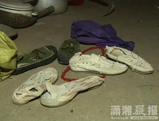 1月31日，在王南山住的出租屋内，原先藏钱的鞋子被丢在地上，钱不翼而飞。图/潇湘晨报记者张树波