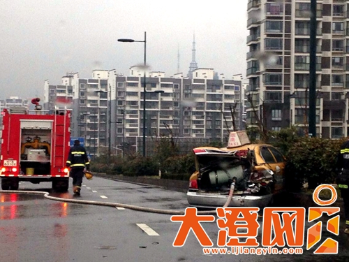 出租车与大卡车相撞,天燃气钢瓶发生严重泄漏